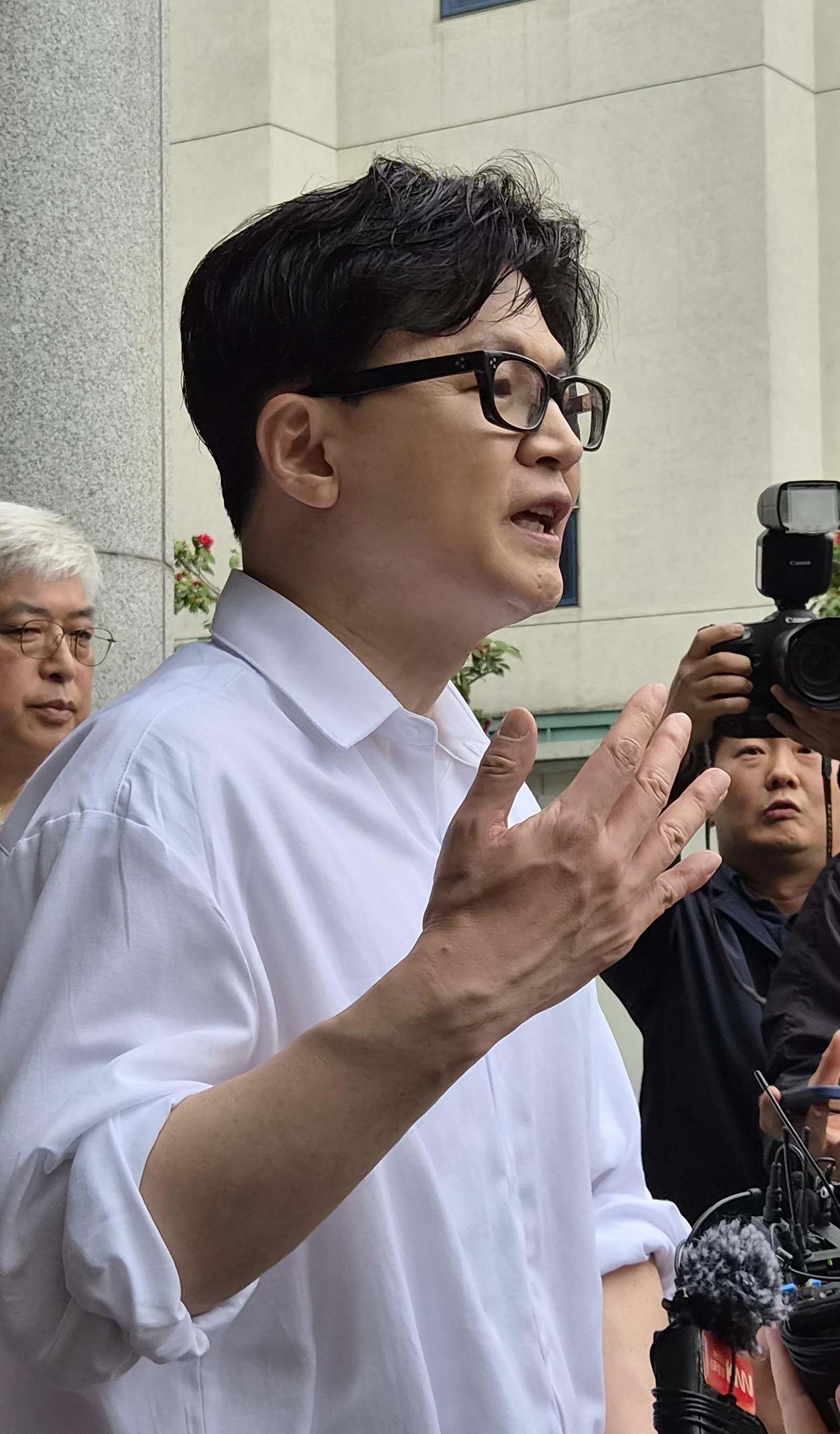 한동훈 전 국민의힘 대표가 14일 부산 북구 만덕2동 주민센터에서 전입신고를 마친 뒤 취재진 질문에 답하고 있다. / 뉴스1