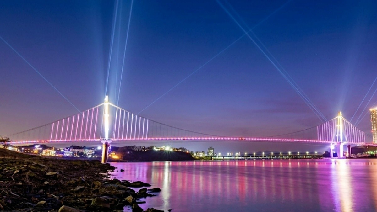 남한강 출렁다리 야경. 기사 이해를 돕기 위해 AI로 제작한 자료 이미지로, 실제 모습과 다소 차이가 있을 수 있습니다.