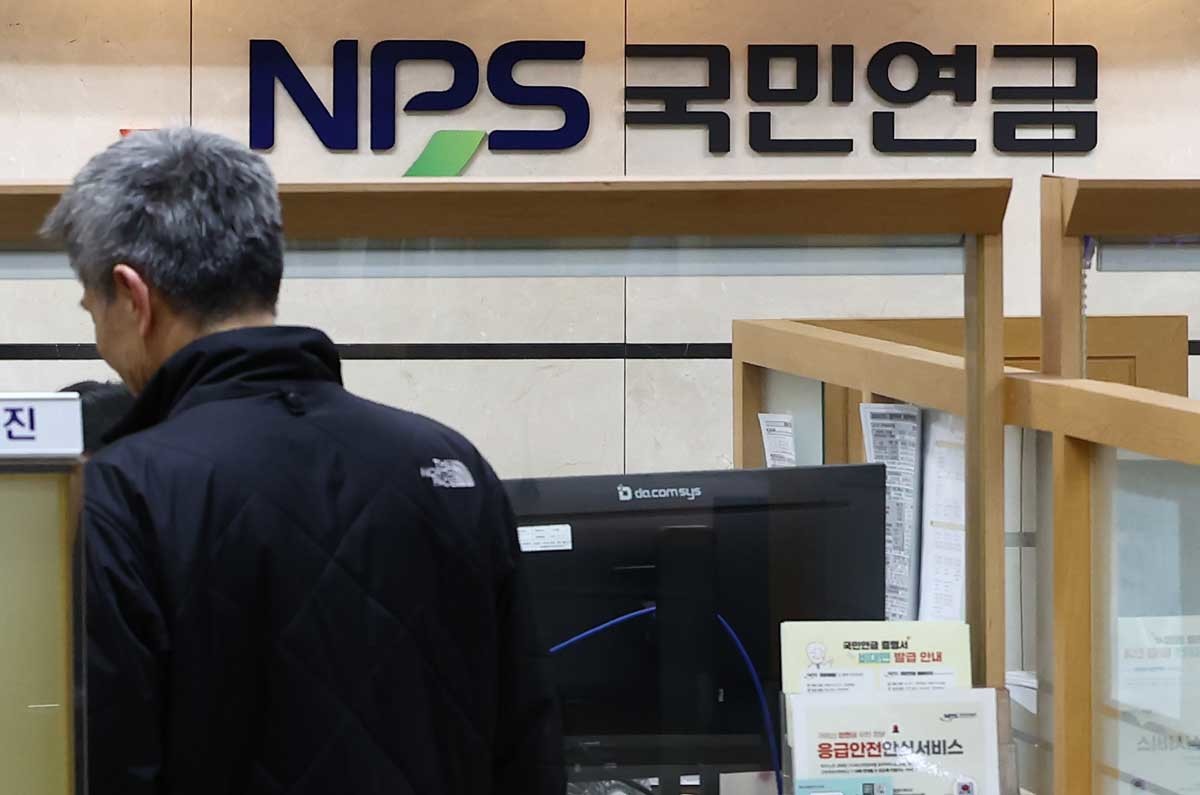 국민연금 80세 이상 수급자 99만 6000여명 돌파. 국민연금 80세 이상 수급자가 100만 명을 눈앞에 두고 있다. 19일 국민연금공단에 따르면 지난해 10월 기준 국민연금 80세 이상 수급자는 99만 6106명으로, 전년(88만 8123명)보다 12.1%(10만 7983명) 증가했다. 전체 국민연금 수급자(745만 9625명) 중 13.3%에 달했다. 급여 종류별로는 노령연금이 73만 3040명, 유족연금 26만 632명, 장애연금 2434명이다. 사진은 이날 서울 서대문구 국민연금공단 서울북부지역본부에서 시민들이 상담을 받는 모습. / 뉴스1