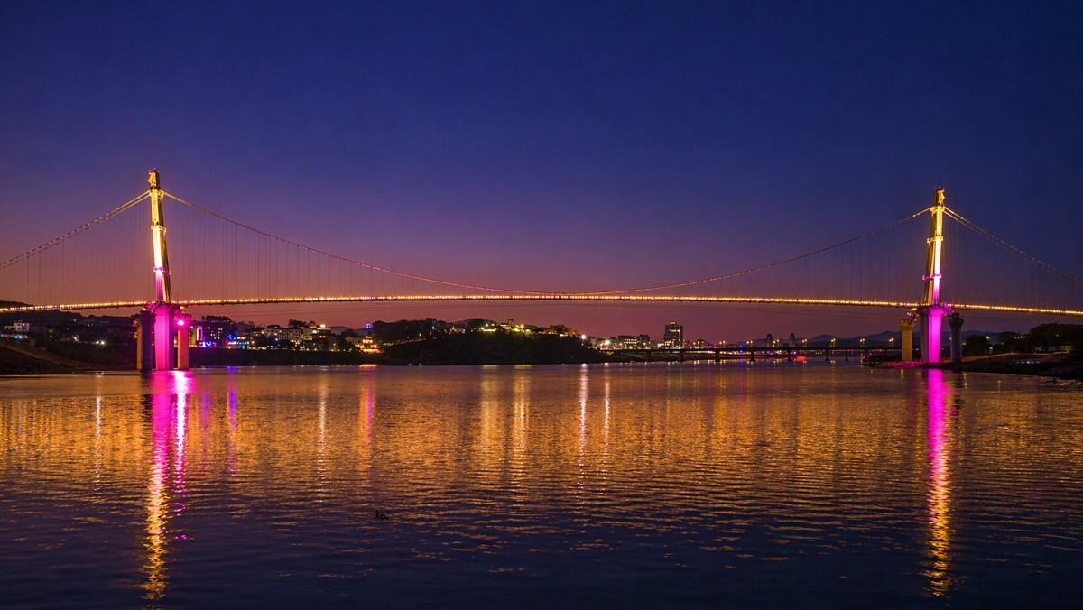 남한강 출렁다리 야경. 기사 이해를 돕기 위해 AI로 제작한 자료 이미지로, 실제 모습과 다소 차이가 있을 수 있습니다.