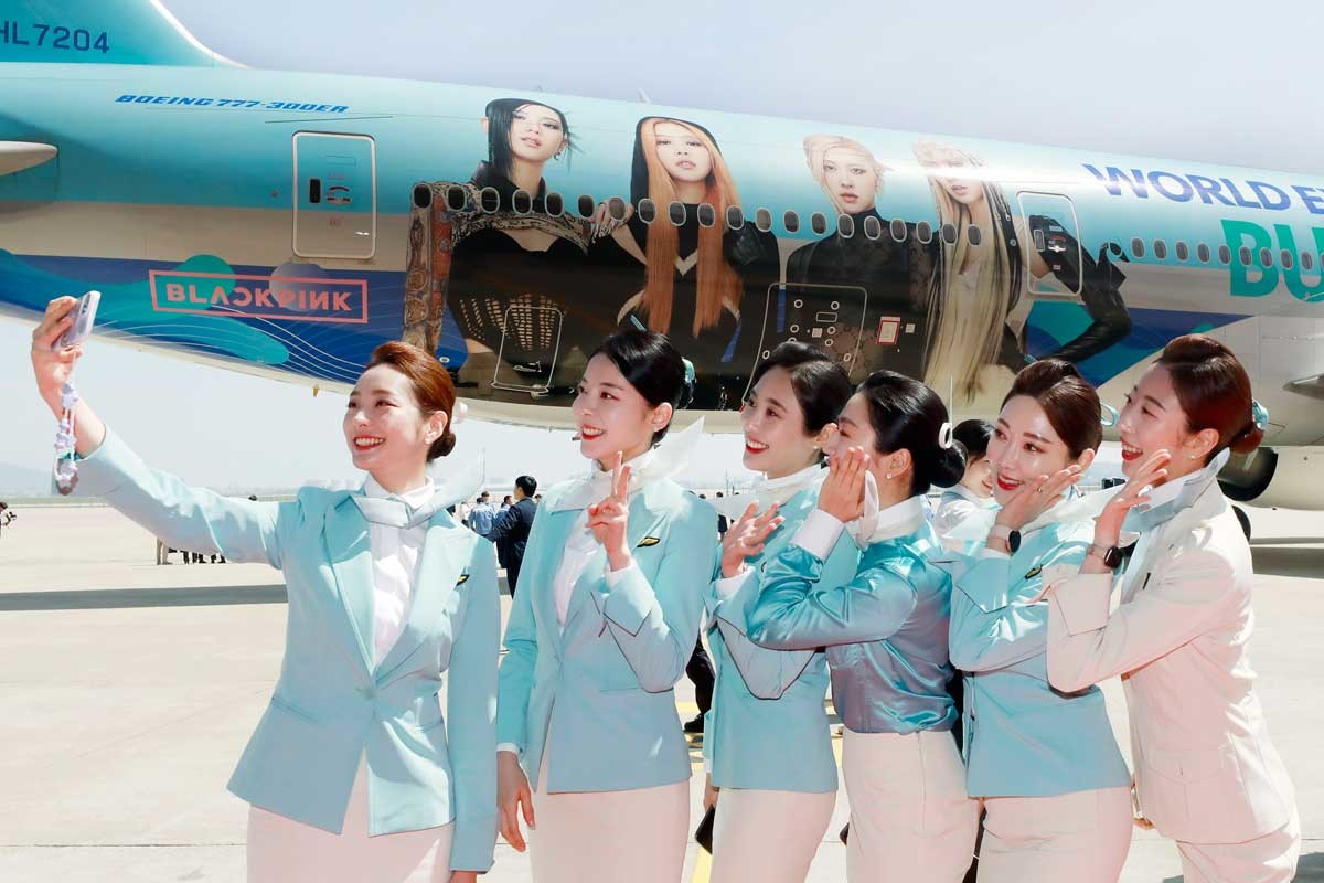 기사와 관련 없는 사진. 인천국제공항 대한항공 격납고에서 열린 2030 부산 엑스포 유치 기원 래핑 항공기 공개 행사에서 승무원들이 항공기를 배경으로 사진 촬영 하고 있다. / 뉴스1