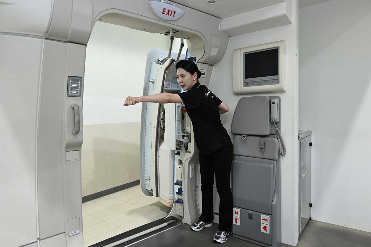 기사와 관련 없는 사진. 서울 강서구 대한항공 객실훈련센터에서 승무원들이 비상탈출훈련을 하고 있다. / 뉴스1