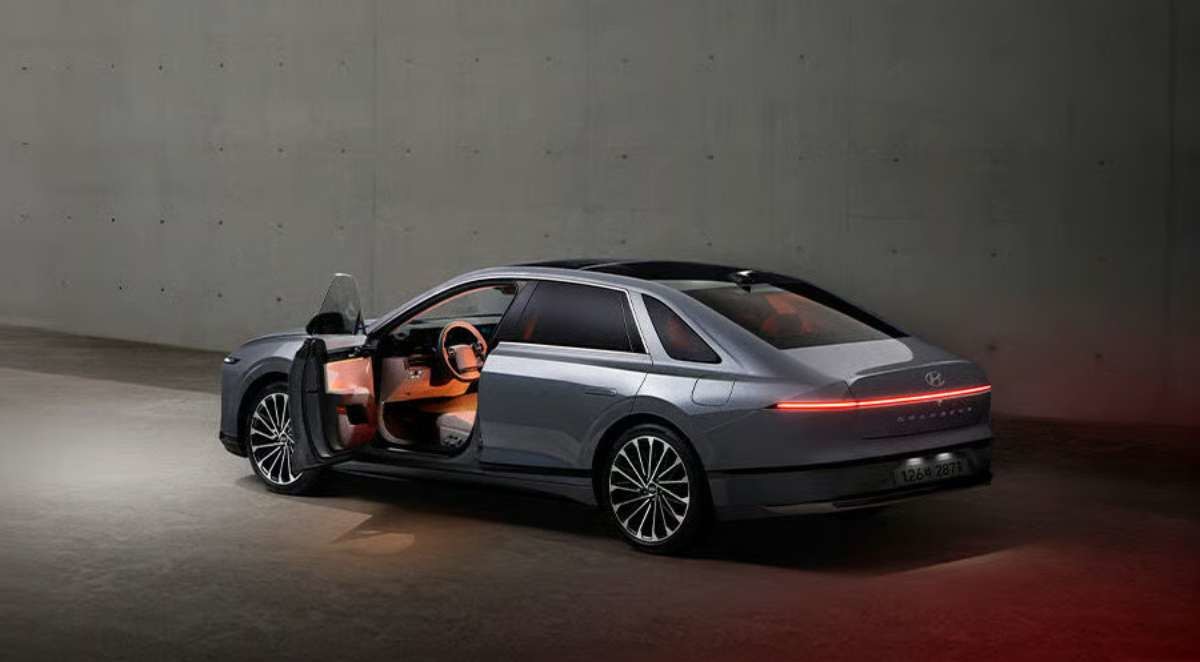 그랜저 하이브리드 운전석 문 열린 모습. / 현대차