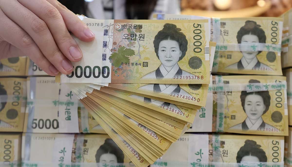 서울 중구 하나은행에서 직원이 5만원권을 정리하고 있다. / 뉴스1