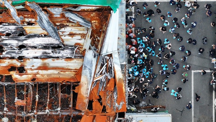 24일 경기도 화성시 아리셀 화재 사고 현장에서 열린 '아리셀 참사 1주기 현장 추모 위령제'에서 유가족과 참석자들이 참사 현장에 헌화하고 있다. 2025.6.24 / 뉴스1