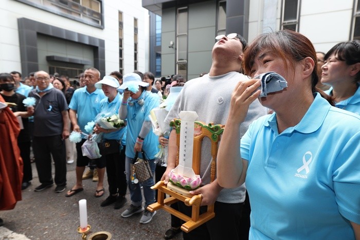24일 경기도 화성시 아리셀 화재 사고 현장에서 열린 '아리셀 참사 1주기 현장 추모 위령제'에서 유가족과 참석자들이 참사 현장에 헌화하고 있다. 2025.6.24 / 뉴스1