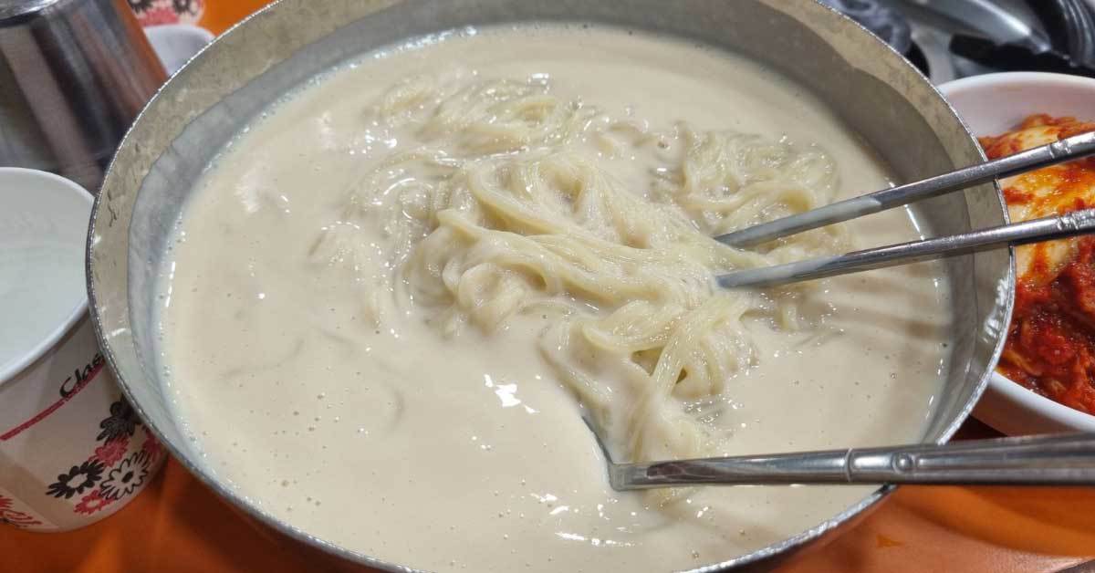 [르포] 삼성가도 반한 전설의 콩국수, 서울시청 골목에서 60년을 버틴 '진주회관'