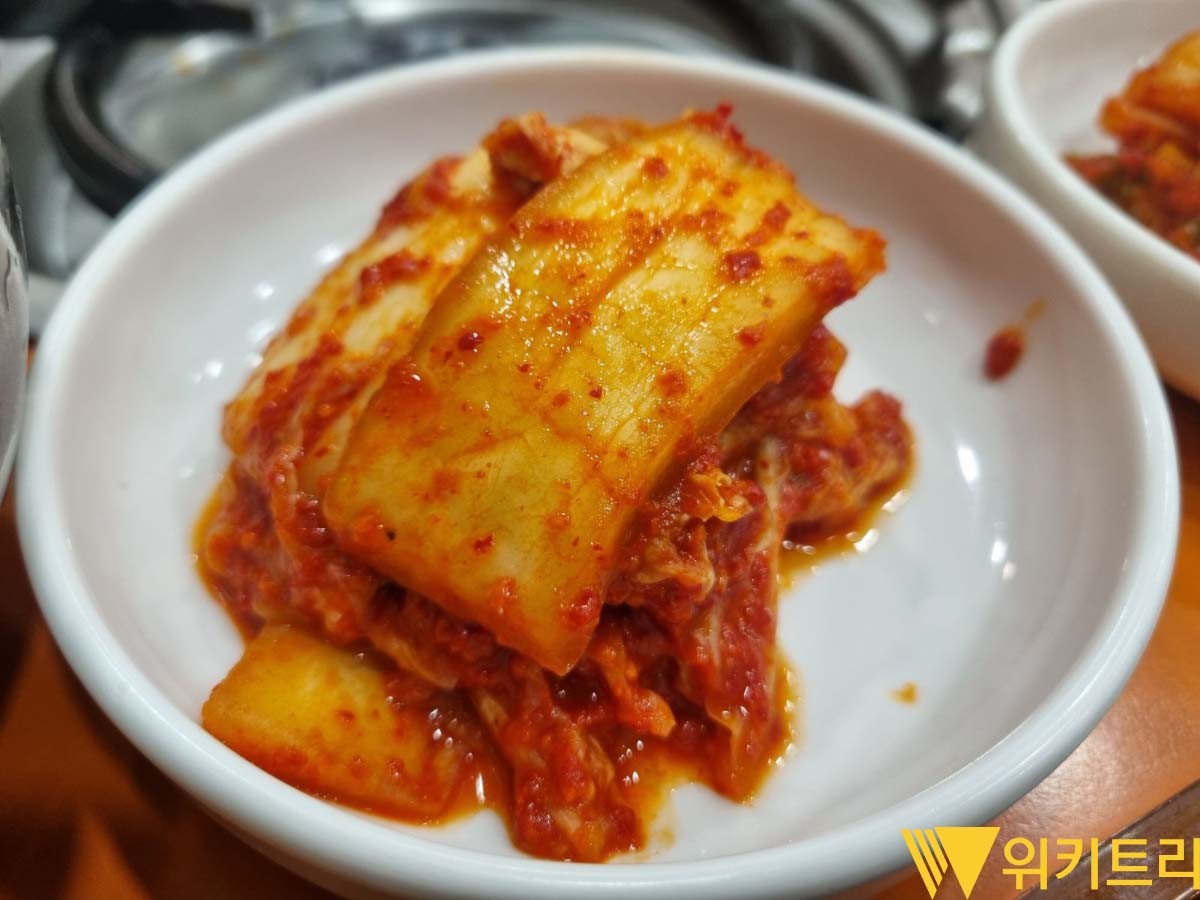 1인당 1접시씩 나오는 김치. / 위키트리