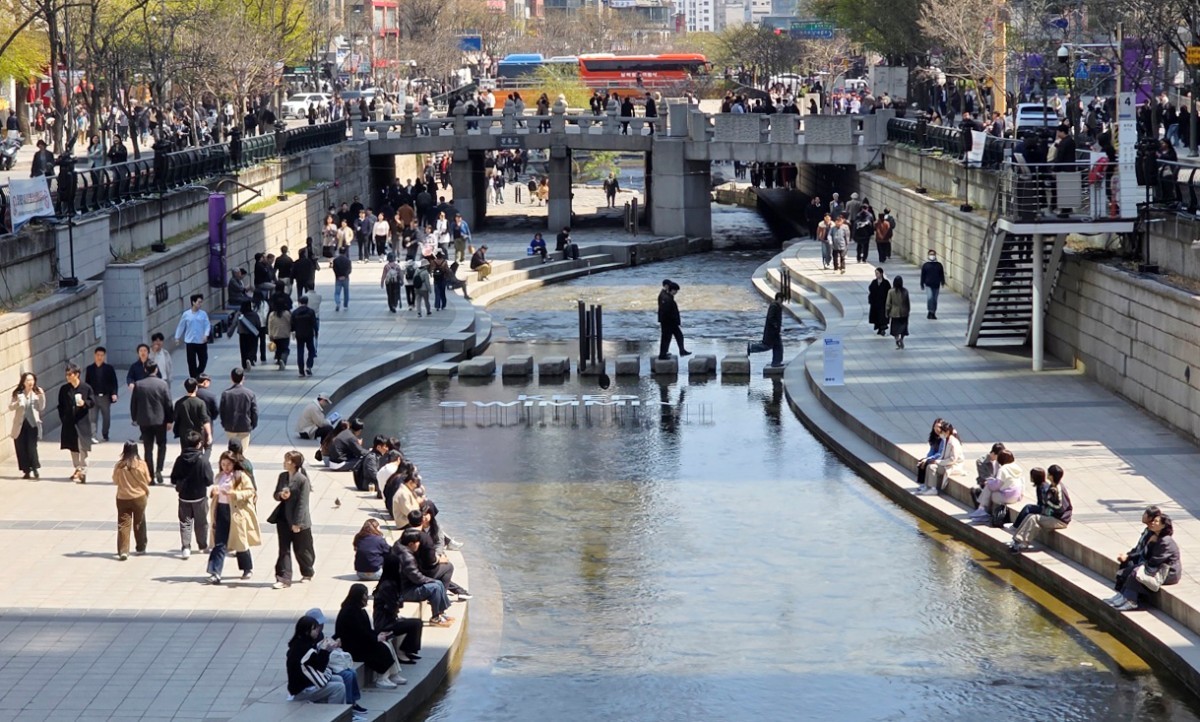 산책하는 시민들로 붐비는 청계천. 기사의 이해를 돕기 위한 사진 / 뉴스1