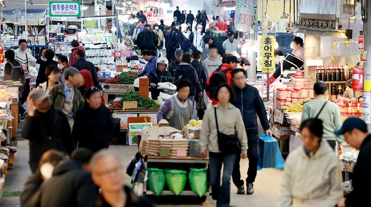 지난 12일 서울 동대문구 경동시장을 찾은 시민들이 장을 보고 있다. 정부가 추가경정예산에 포함된 고유가 피해 지원금을 오는 27일부터 국민 70%에게 지급할 예정이다. 소득 기준으로 하위 70% 국민이 1인당 10만 원에서 최대 60만 원의 고유가 피해 지원금을 받는다. 차상위계층과 한 부모 가족은 1인당 45만 원, 기초생활수급자는 55만 원을 받으며 추가적으로 비수도권과 농어촌 등 인구 감소 지역은 5만 원을 더 받을 수 있다 / 뉴스1