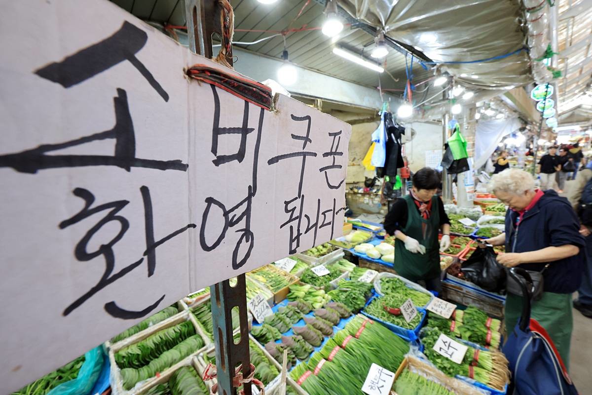 정부가 중동 사태 장기화로 인한 고유가 피해 지원금을 70%의 국민에게 1인당 10만 원에서 최대 60만 원까지 오는 27일부터 차등 지급한다. 사진은 지난 14일 서울 동대문구 경동시장 한 점포에 '민생회복 소비쿠폰 사용 가능' 안내문이 걸려있는 모습 / 뉴스1