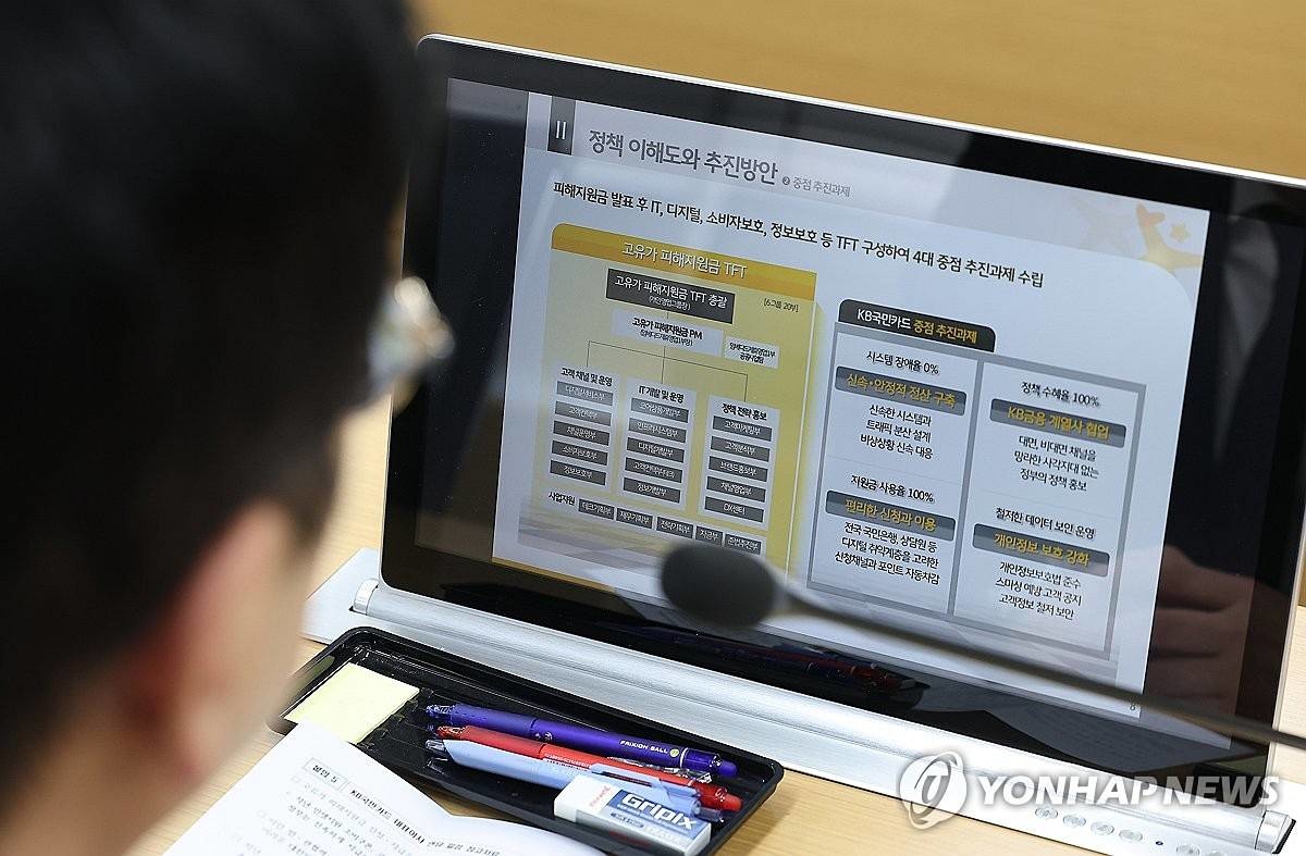 김민재 행정안전부 차관이 지난 22일 서울 종로구 KB국민카드에서 열린 '고유가 피해지원금 지급 현장방문'에서 브리핑을 듣고 있다 / 연합뉴스