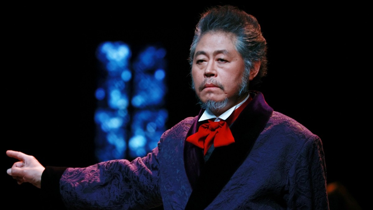 2024년 3월 29일 오후 서울 종로구 세종문화회관 M씨어터에서 열린 연극 '욘, John' 프레스콜에서 배우 이남희가 주요 장면을 시연하고 있다. 작품은 젊은 시절에 누렸던 부와 명예를 한순간에 잃고 병든 늑대처럼 8년간 칩거해 온 남자 '욘'과 그를 둘러싼 인물들의 충돌을 통해 인간의 욕망과 고독을 극적으로 그렸다. 고선웅 서울시극단 예술감독이 각색과 연출을 맡았다. 출연진으로는 배우 이남희를 비롯해 정아미, 이주영 등이 출연했다. / 연합뉴스