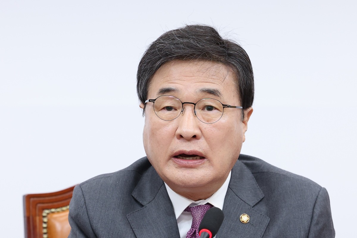 장동혁 대표 특보단장을 맡고 있는 김대식 국민의힘 의원이 서울 여의도 국회에서 장 대표 방미 일정을 브리핑하고 있다. 자료 사진. 김대식 의원이 당에서 제명된 한동훈 전 대표가 무소속 출마를 선언한 부산 북갑 국회의원 보궐선거에서 국민의힘 후보와 한 전 대표가 후보 단일화를 해야 한다고 밝혔다. 김 의원은 22일 JTBC 유튜브 채널에 출연해 이렇게 말했다.     김 의원은 더불어민주당 부산 북갑 보궐선거 후보로 하정우 청와대 AI미래기획수석비서관이 거론되는 상황을 언급했다. 그러면서 '하정우가 나온다고 계산하고 대책을 세워야 한다'라며 '하정우 뉴스를 덮는 가장 좋은 방법은 국민의힘 후보가 나오고 한동훈 후보가 나와서, 단일화 뉴스로 덮는 것'이라고 강조했다. / 뉴스1