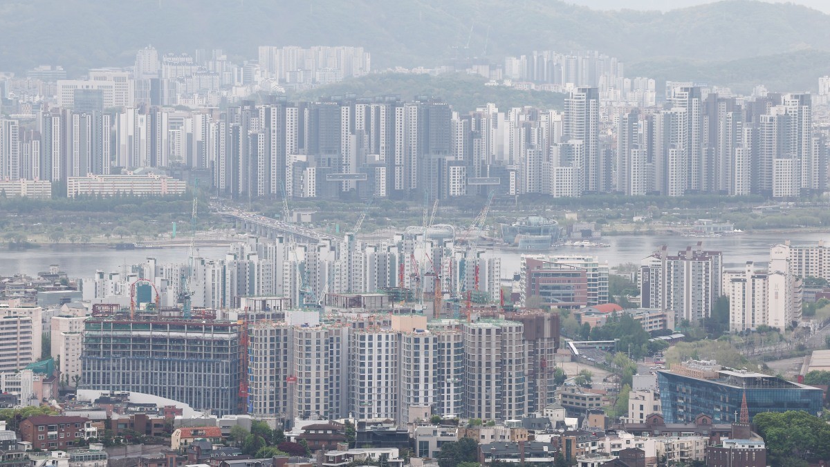 서울 남산에서 바라본 아파트 단지 모습.  / 뉴스1