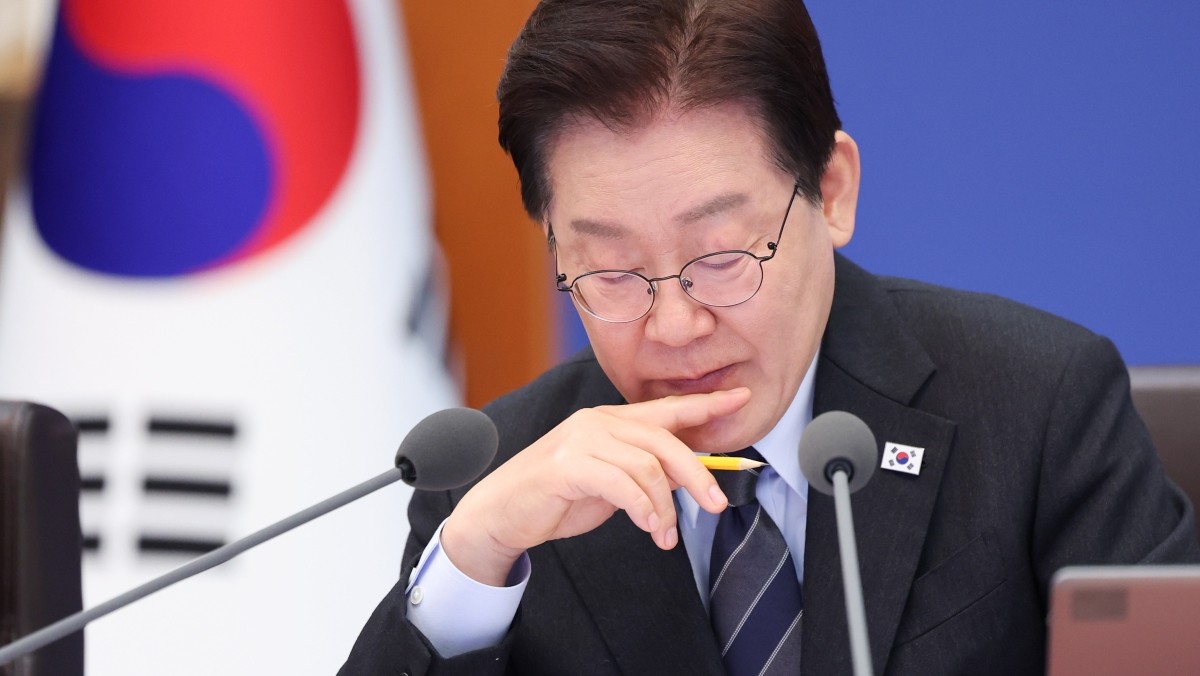 이재명 대통령이 지난 6일 청와대에서 열린 국무회의 겸 제4차 비상경제 점검회의에서 구윤철 부총리 겸 재정경제부 장관의 5개 대응반별 조치사항 점검 및 향후 계획 보고를 받고 있다. / 뉴스1