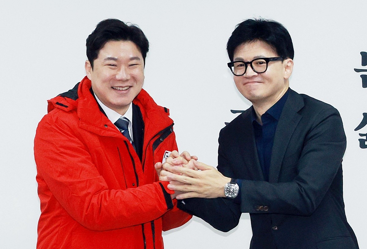 한동훈 전 국민의힘 대표와 진종오 국민의힘 의원 자료 사진. 한동훈 전 대표가 부산 북갑 국회의원 보궐선거 지원 의사를 밝힌 국민의힘 친한계(친한동훈계) 진종오 의원에게 '도와주려는 마음은 너무도 고맙지만 혼자 뚜벅이처럼 다니면서 부산 시민들을 일대일로 만나겠다'라고 말했다. 한 전 대표는 전날(22일) 밤 '마음만 받겠다'라며 자신에게 이렇게 말했다고 진 의원이 23일 SBS 라디오 '김태현의 정치쇼' 인터뷰에서 전했다. / 연합뉴스