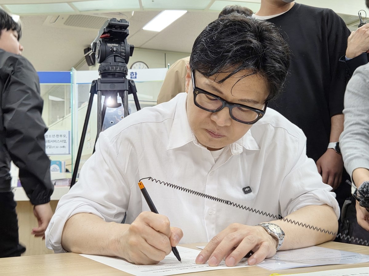 한동훈 전 국민의힘 대표가 부산시 북구 만덕2동 주민센터에서 전입신고 서류를 작성하고 있다. 자료 사진. 진종오 의원은 23일 SBS 라디오 '김태현의 정치쇼' 인터뷰에서 '당에서 부산에 왜 집을 구했는지 소명하라는 내용의 소명서가 와서 어제 작성해 제출했다'라고 말했다. 진 의원은 '당에서는 부산 북갑에 거처를 구한 것을 한동훈 전 대표 선거 지원하러 가는 것으로 보는 듯하다'라는 진행자의 말에 '시원하게 말씀드리면 사실은 맞다'라며 '분열된 보수 재건을 위해, 가는 길이 뜻이 맞는다고 생각하면 제가 선택한 게 맞는다고 본다'라고 답했다. / 뉴스1