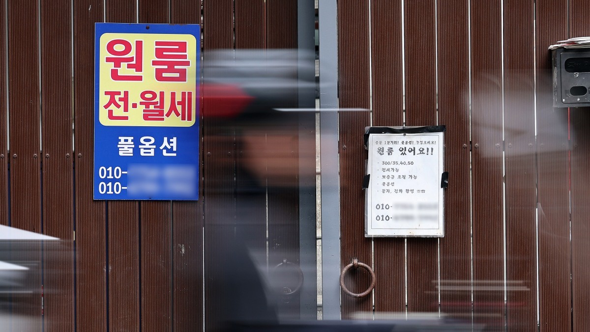 원룸 홍보물이 벽에 붙어있는 모습의 자료사진. / 뉴스1