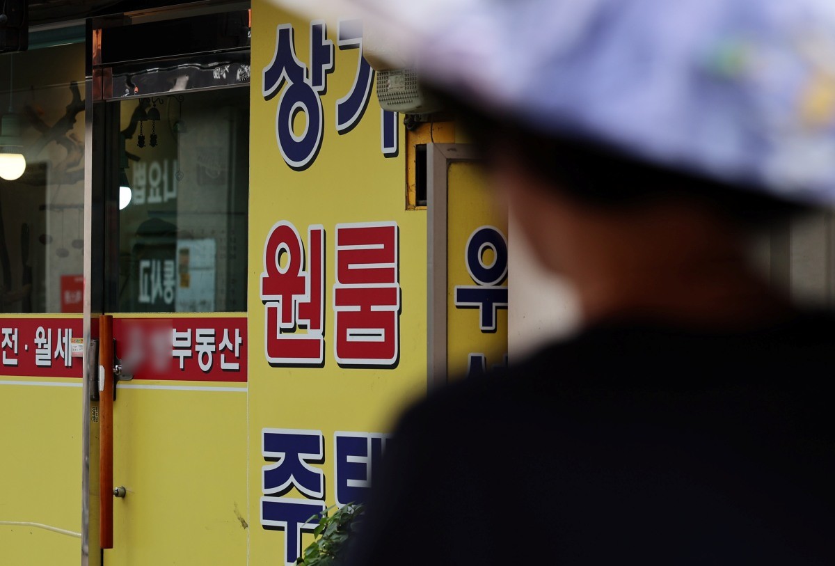 한 부동산에 원룸 홍보물이 붙어있는 모습의 자료사진. / 뉴스1