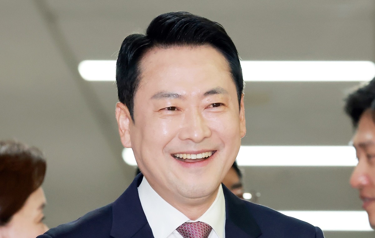 장동혁 국민의힘 대표가 23일 서울 여의도 국회에서 열린 당 최고위원회의에 참석하고 있다. 자료 사진. 장동혁 대표는 이날 오전 서울 여의도 국회에서 열린 당 최고위원회의에서 추가 발언을 통해 '본격적으로 더불어민주당 그리고 민주당 후보와 싸워야 할 시간이다. 기강이 무너진 군대로는 전투에서 절대 이길 수 없다'라며 이렇게 말했다. 이어 '지금부터 발생하는 해당 행위에 대해서는 강력한 조치를 취하겠다'라며 '지금부터 발생하는 해당 행위는 선거에 치명적일 수 있기 때문이다. 이제 싸울 상대를 제대로 식별하고 제대로 싸워야 할 때'라고 강조했다. / 연합뉴스