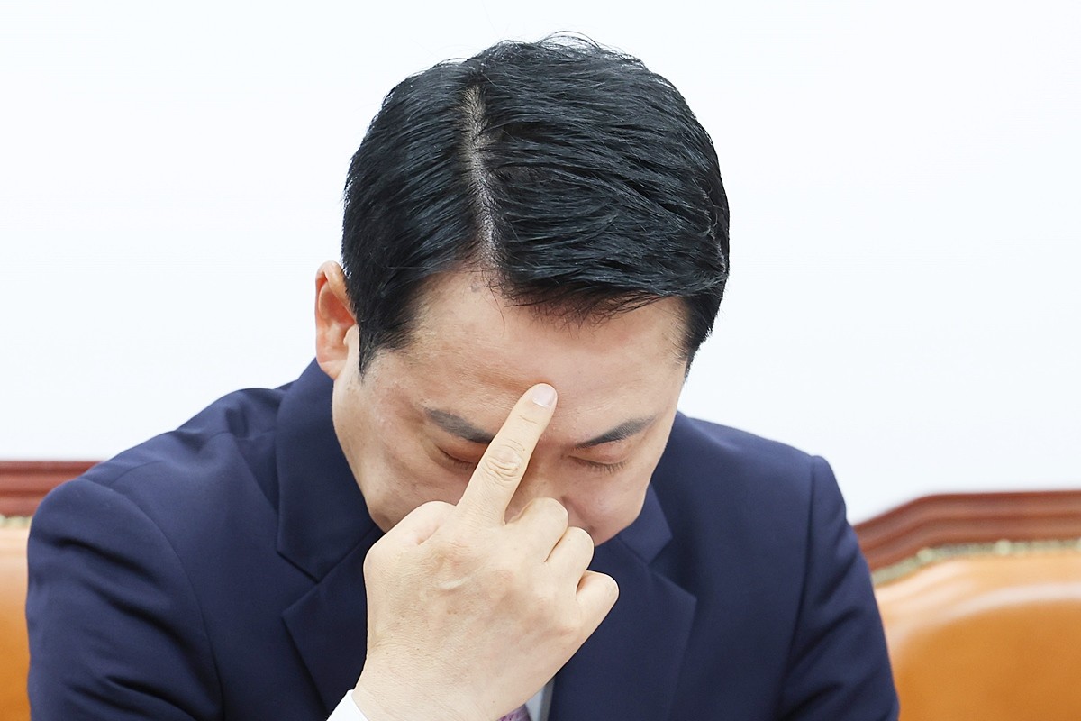 장동혁 국민의힘 대표가 23일 서울 여의도 국회에서 열린 최고위원회의에서 생각에 잠겨 있다. 자료 사진. 장동혁 대표는 이날 오전 서울 여의도 국회에서 열린 당 최고위원회의에서 추가 발언을 통해 '본격적으로 더불어민주당 그리고 민주당 후보와 싸워야 할 시간이다. 기강이 무너진 군대로는 전투에서 절대 이길 수 없다'라며 이렇게 말했다. 이어 '지금부터 발생하는 해당 행위에 대해서는 강력한 조치를 취하겠다'라며 '지금부터 발생하는 해당 행위는 선거에 치명적일 수 있기 때문이다. 이제 싸울 상대를 제대로 식별하고 제대로 싸워야 할 때'라고 강조했다. / 뉴스1