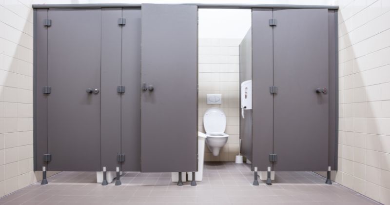 공공 건물에는 검은 문을 덮는 여성 화장실이 있다 / 셔터스톡