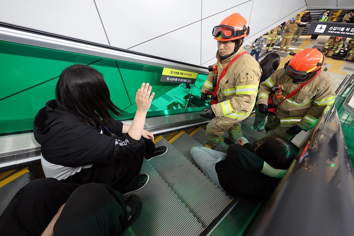 에스컬레이터에 구조 작업 자료 사진 / 뉴스1