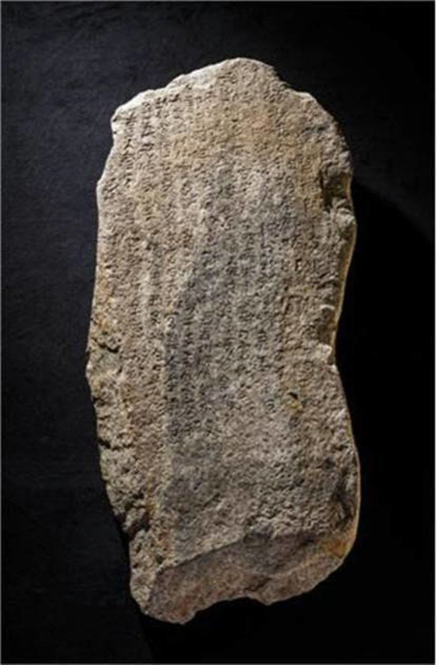 ‘신라 동해안 3비’(포항 냉수리 신라비, 포항 중성리 신라비, 울진 봉평리 신라비)의 유네스코 세계기록유산 등재가 본격 추진된다. 사진은 포항 중성리 신라비/국립경주박물관 제공