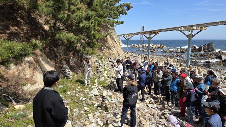 포항시와 울진군은 경북문화재단 문화유산원과 함게 최근 ‘울진 봉평리 신라비’에 대한 시민 참여 현장답사를 했다./포항시