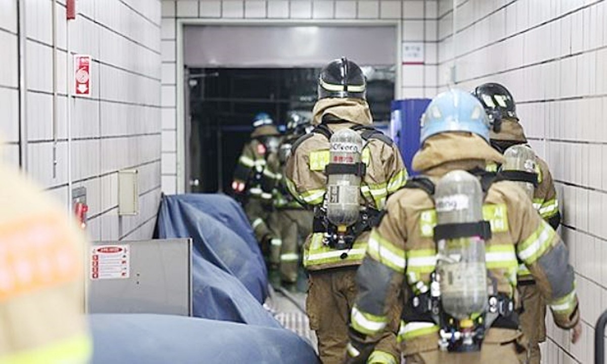 소방 당국이 조사를 벌이는 대구 도시철도 1호선 진천역 모습. 해당 기사 내용과 무관한 자료 사진. 대구 도시철도(지하철) 열차 안에서 방화를 하려 한 40대 남성이 경찰에 붙잡힌 것으로 전해졌다. 대구 달서경찰서는 방화 미수 혐의로 남성 A 씨를 붙잡아 조사 중이라고 23일 밝혔다. 남성 A 씨는 23일 오전 8시 35분쯤 대구시 달서구 진천동에 있는 대구 도시철도 1호선 진천역을 지나던 열차 안에서 불을 지르려 한 혐의를 받고 있다. 당시 남성 A 씨가 대구 도시철도 1호선 열차 안에서 라이터와 분사형 살충제를 들고 있는 모습을 보고 승객이 방화를 의심해 경찰에 신고한 것으로 전해졌다. / 연합뉴스