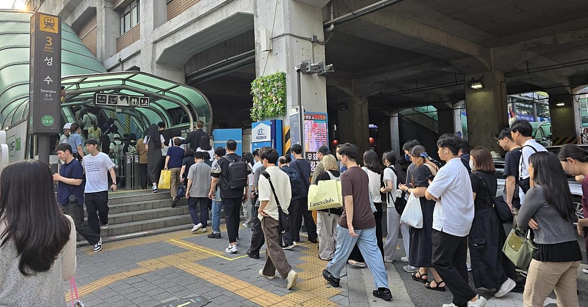 퇴근시간대 성수역으로 들어가려는 시민들 / 연합뉴스