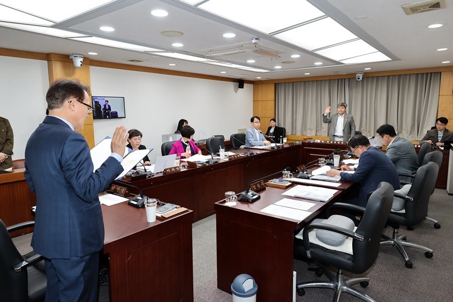 지난 22일 구미시의회 인사청문특별위원회가 주관한 (재)구미전자정보기술원 원장 후보자 인사청문회에서 선서를 하고 있다. / 구미시의회 제공