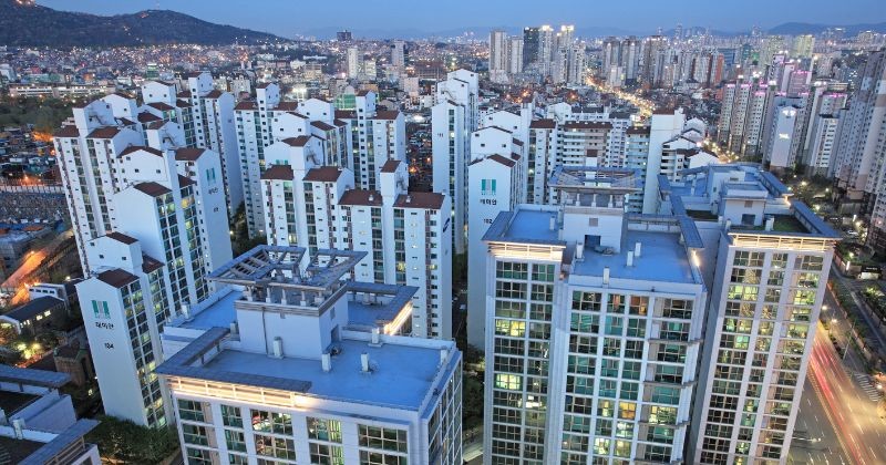 아파트 단지 야경 / 셔터스톡