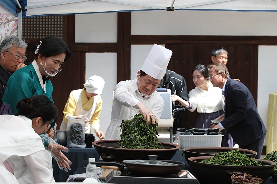 나물 요리 체험 프로그램에 참여 중인 주광덕 시장