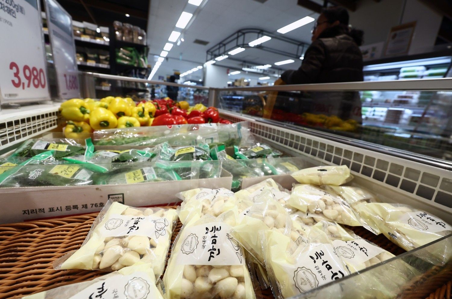 마트에 진열된 깐마늘 제품. 손질된 상태로 판매돼 가정에서 간편하게 사용할 수 있다. / 뉴스1