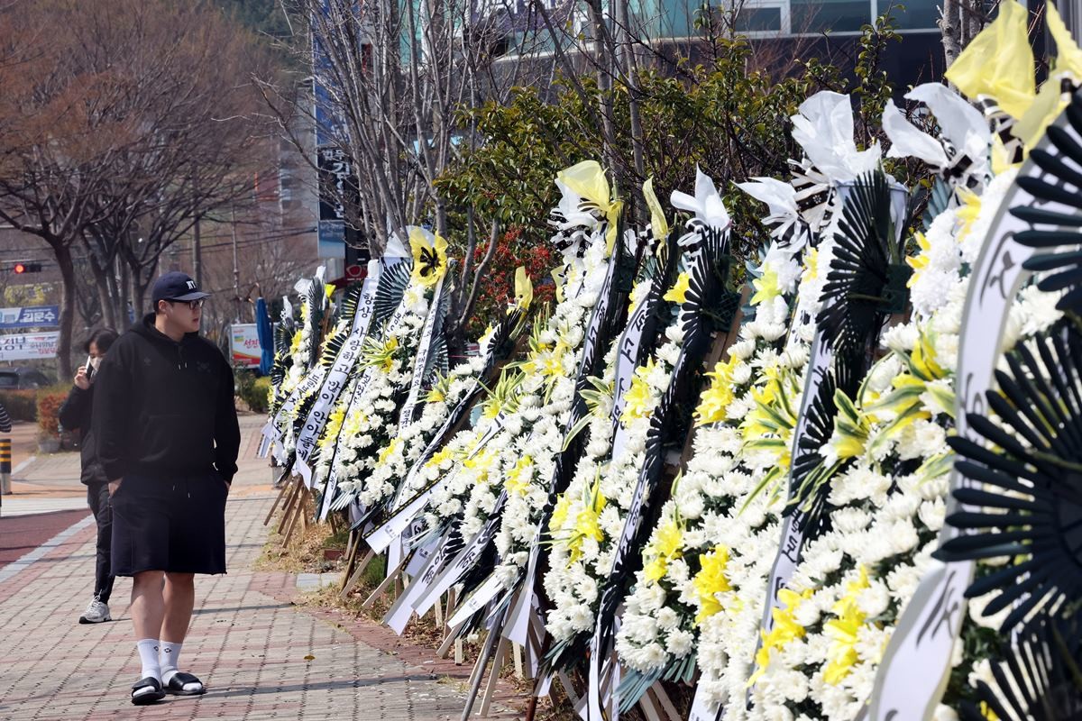 광주지방법원 순천지원 앞 정문에 부모의 학대로 숨진 생후 4월 아기 '해든이'를 위로하는 근조화환 140여 개가 놓여 있는 모습 / 뉴스1