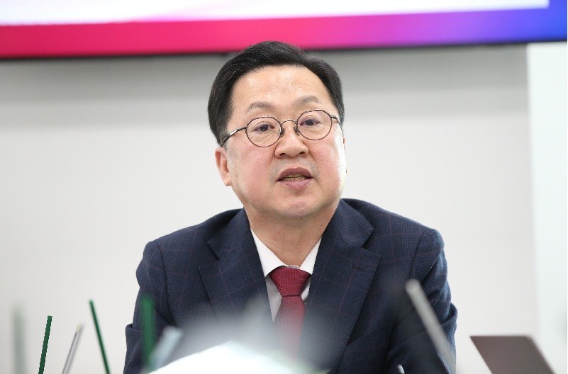 이장우 대전시장이 23일 시청 기자실을 방문해 허태정 후보의 온통대전 2.0 공약을 두고 '대책없는 퍼주기 공약'이라며 비판을 하고 있다. /사진=김지연 기자