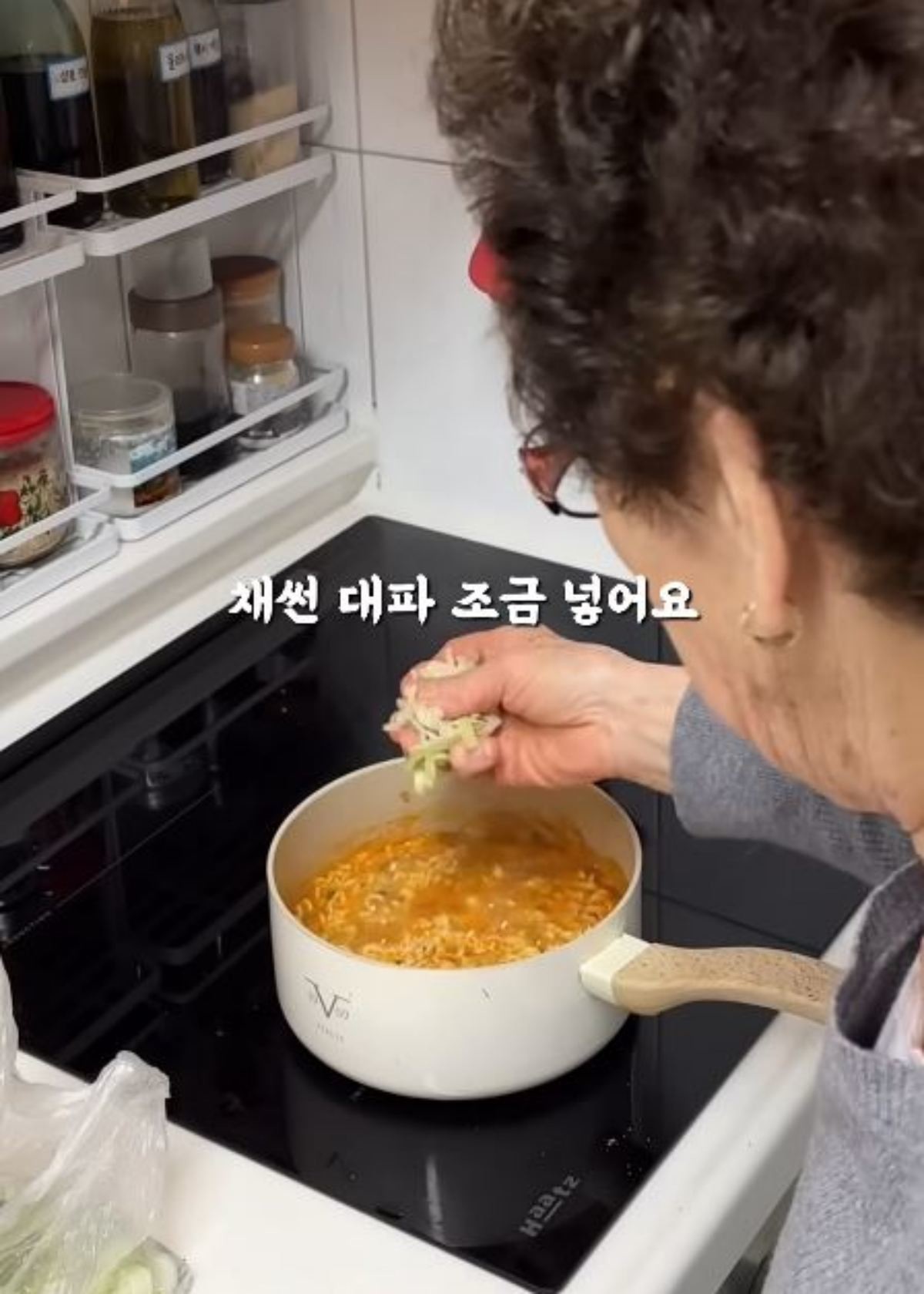 라면에 채썬 파를 넣는 모습. 계란과 파 등 부가적인 재료를 넣으면 라면의 맛이 더욱 풍부해진다. / 유튜브 '43년생하선옥씨'