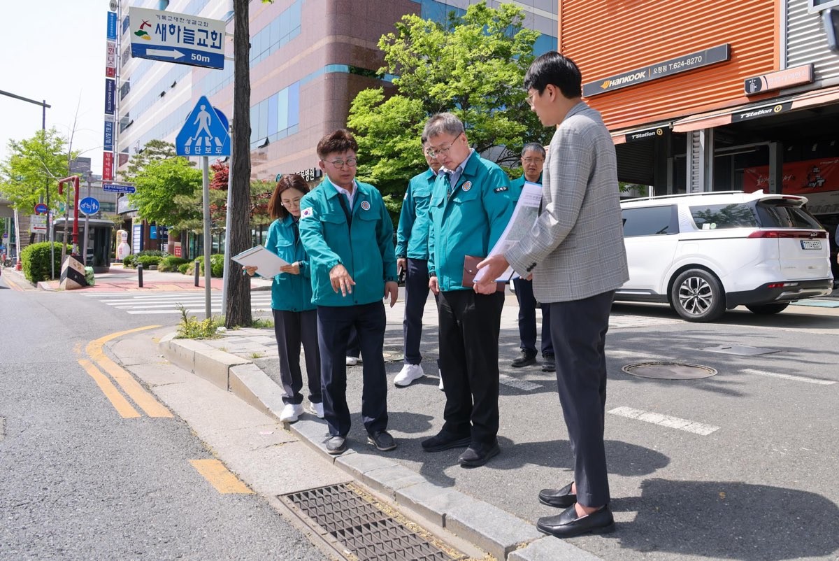 최충규 대덕구청장(사진 왼쪽 두 번째)과 대덕구 관계자들이 23일 여름철을 앞두고 빗물받이 준설 상태를 점검하고 있다. / 사진=대전 대덕구