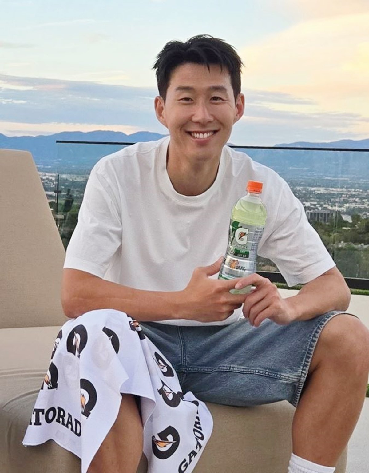 게토레이 광고 모델로 활동 중인 손흥민. 손흥민이 다가오는 북중미 월드컵에 전념하기 위해 광고 촬영을 포기한 것으로 전해졌다.     게토레이 코리아는 공식 인스타그램에 올린 글에서 '스포츠의 역사는 땀으로 만들어져 왔다. 그래서 축구의 새로운 역사를 위해 손흥민과 신규 광고 촬영을 포기했다. 대신 작년 광고를 다시 사용해 손흥민이 촬영장이 아닌 훈련장에서 땀 흘릴 수 있도록 돕겠다'라고 밝혔다.          / 게토레이 인스타그램