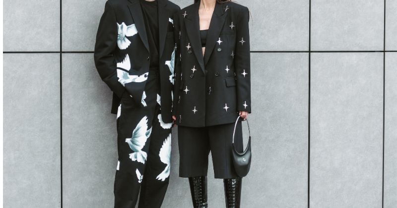 검은색 의상을 입고 흰색 액세서리를 착용한 짝이 있는 거리 스타일 / 셔터스톡