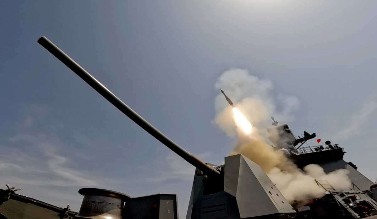 해궁 발사하는 춘천함. / 뉴스1