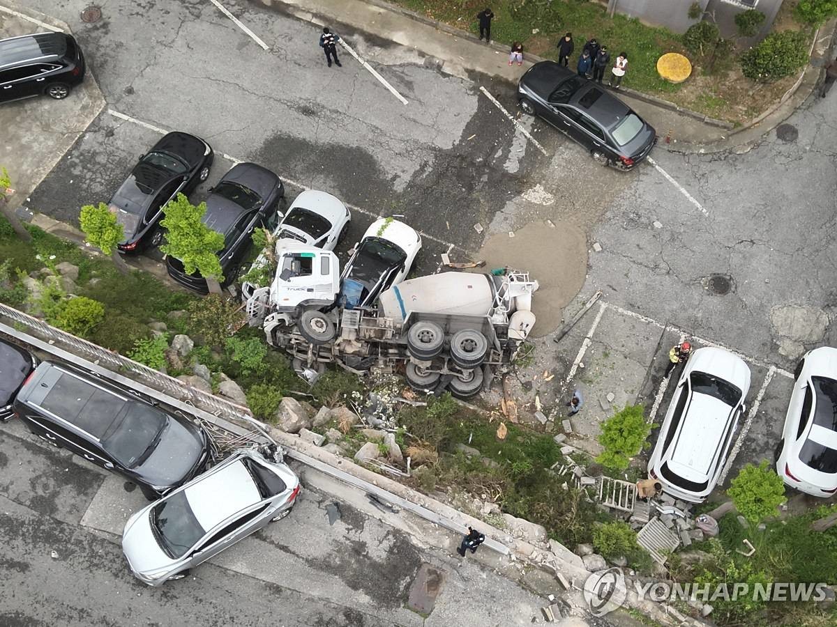 아파트 지상 주차장으로 떨어진 레미콘 / 전남소방본부 제공, 연합뉴스