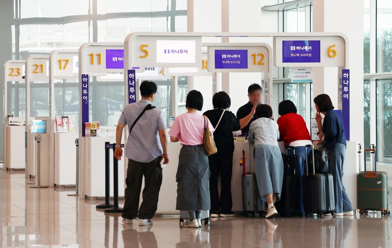 여행객들이 공항 체크인 카운터 앞에 모여 수속을 진행하고 있다. 캐리어를 끌고 줄을 서 있는 모습에서 여행 시즌 분위기가 느껴진다. / 뉴스1