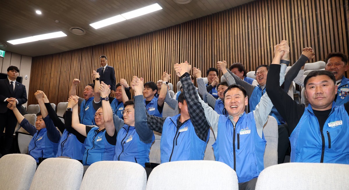 올해 3월 공무원 노조원들이 공휴일에 관한 법률 일부개정법률안(대안)이 통과되자 기뻐하고 있는 모습 / 뉴스1