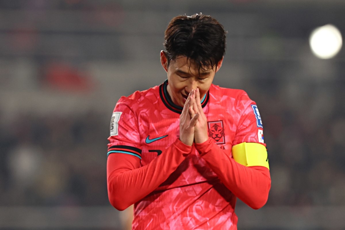 작년 3월 20일 경기도 고양종합운동장에서 열린 2026 북중미 월드컵 아시아 3차 예선 B조 7차전 대한민국과 오만의 경기.  손흥민이 이강인의 패스를 놓친 뒤 아쉬워하고 있다. / 연합뉴스