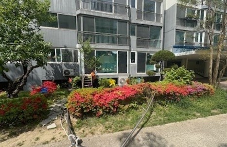 대전 유성구 전민동 한 아파트에서 23일 외벽 작업 중 추락 사고가 발생했다. 현장 모습 /사진=대전소방본부