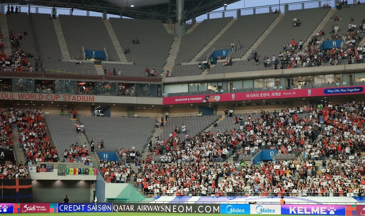 작년 6월 10일 오후 서울 마포구 상암동 서울월드컵경기장에서 열린 2026 국제축구연맹(FIFA) 북중미 월드컵 아시아 3차 예선 B조 10차전 대한민국과 쿠웨이트의 경기를 앞두고 관중석에 빈 자리가 눈에 띈다. / 뉴스1