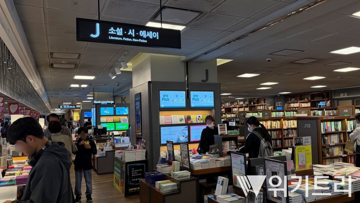 서점 '소설·시·에세이' 코너에서 시간을 들여 책을 들여다보는 사람들. / 위키트리